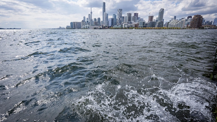 Le lac Ontario, rebaptisé « lac d'Amérique » par le président américain Donald Trump, vu depuis Toronto, le 27 août 2026.