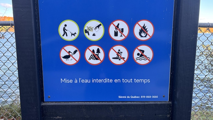 Une pancarte affichant des interdictions.