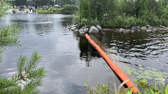 Une digue installée sur le lac.