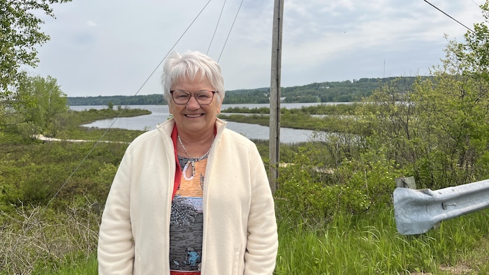 Ghislaine Munger-Hudon pose devant un lac.
