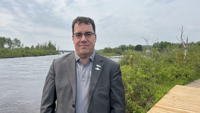 Yanick Baillargeon pose devant un lac.