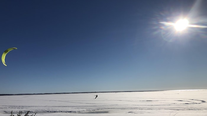 Un homme qui fait du cerf-volant sur neige sur le lac Saint-Pierre, à Trois-Rivières.