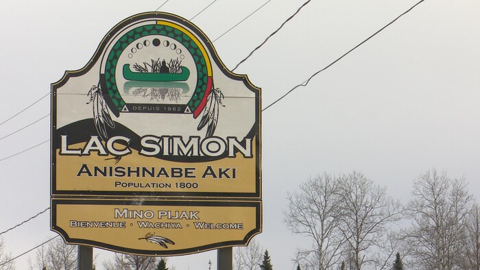 L'affiche à l'entrée de la communauté de Lac-Simon.