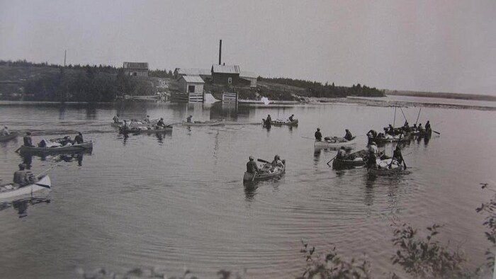 Rassemblement de canots sur une rivière du Québec.