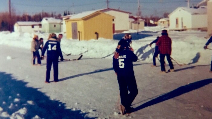 Des jeunes jouent au hockey durant l'hiver.
