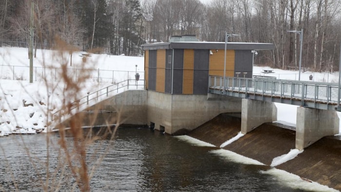 Le barrage du lac Saint-Charles, principal source d'approvisionnement en eau potable de la Ville de Québec. 