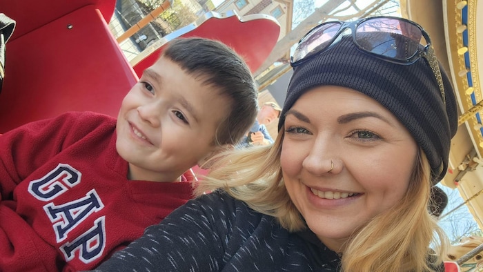 Lacey Cassidy et son fils Kaed prennent une photo.
