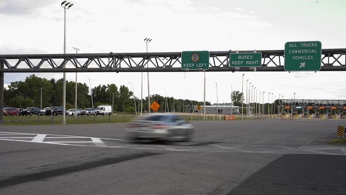 Des véhicules s'approchent de la frontière américaine.