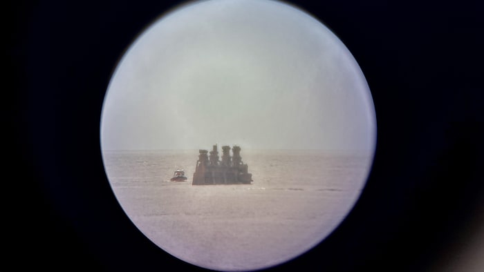 L'épave du Lady Era se découpe nettement sur l'horizon port-cartois à-travers un télescope panoramique.