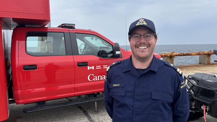 Vincent Ouellet, souriant, devant le poste de commandement de la Garde côtière.