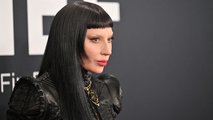 Une femme porte une robe noire.