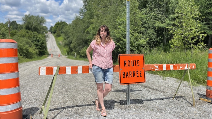 Laetitia Montolio, résidente à Brompton, au milieu d'un chemin fermé.
