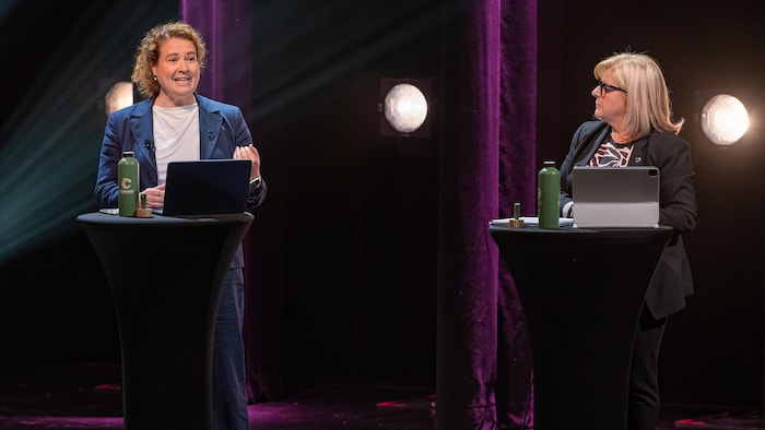 Marie-Karlynn Laflamme et Catherine Morissette pendant le débat présenté au Cégep de Chicoutimi.