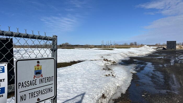 Un terrain vacan l'hiver. 