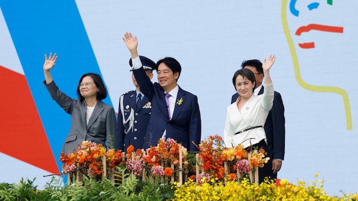 台湾总统赖清德和副总统萧美琴向民众挥手。