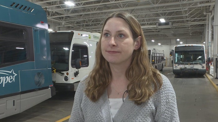 Lainy Stevenson dans un garage de Codiac Transpo.