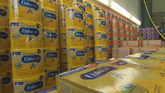 Des contenants de lait en poudre pour bébés récupérés par la police de Vancouver.