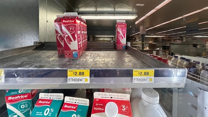 Des cartons de lait Beatrice avec les étiquettes de prix de 2,88 $.