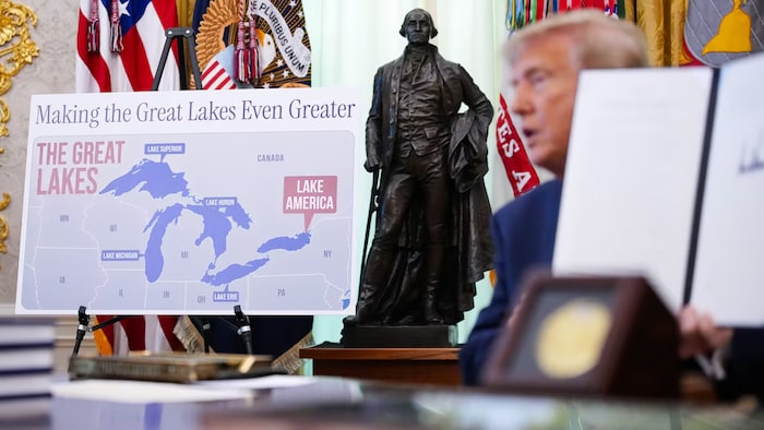 Le président américain, Donald Trump, tient le décret qu'il a signé.