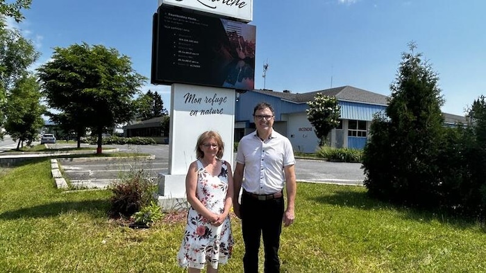 Sur la photo, Mme Johanne Morissette, mairesse de la Municipalité de Lamarche, et M. Eric Girard, ministre délégué au Développement économique régional et député de Lac-Saint-Jean. 