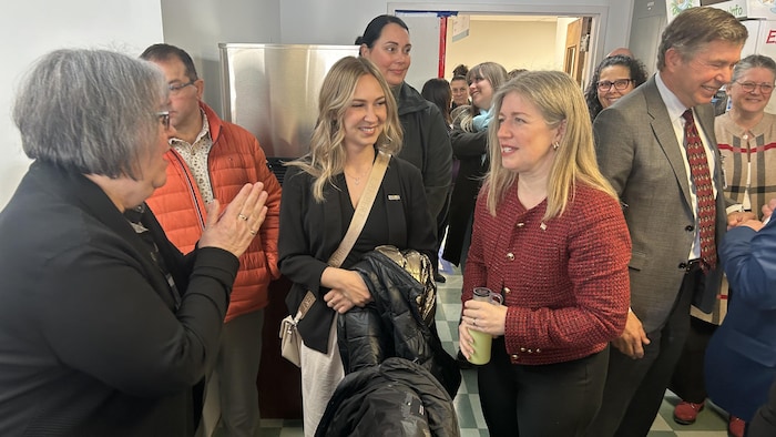 Des gens qui discutent.