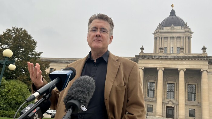 Dougald Lamont s'adresse aux médias devant le Palais législatif du Manitoba.