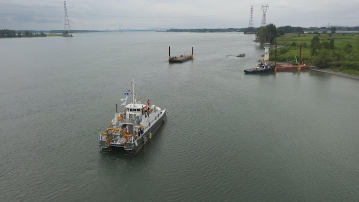 Un navire et un quai flottent sur une portion du fleuve Saint-Laurent.