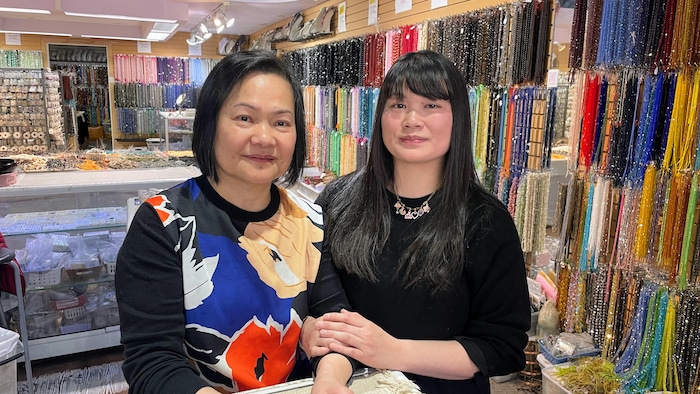 Lan Bui et sa mère dans leur magasin Bling Bling on Queen.