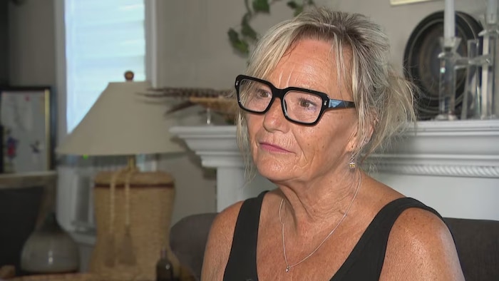 Lana Carnegie dans sa maison à Brandon.