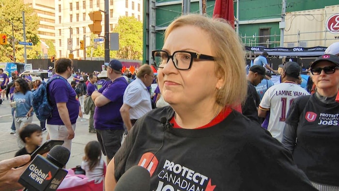 Lana Payne en entrevue lors du défilé de la fête du Travail à Toronto. 