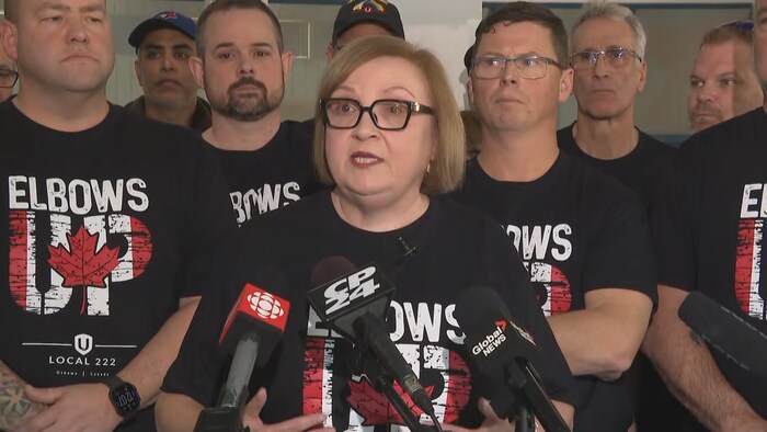 Lana Payne en point de presse à Oshawa le 27 mars 2025.