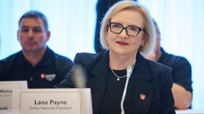 Lana Payne observe la scène avant l'ouverture des négociations entre Unifor et Ford Motor Company, à Toronto, le lundi 22 juin 2026.