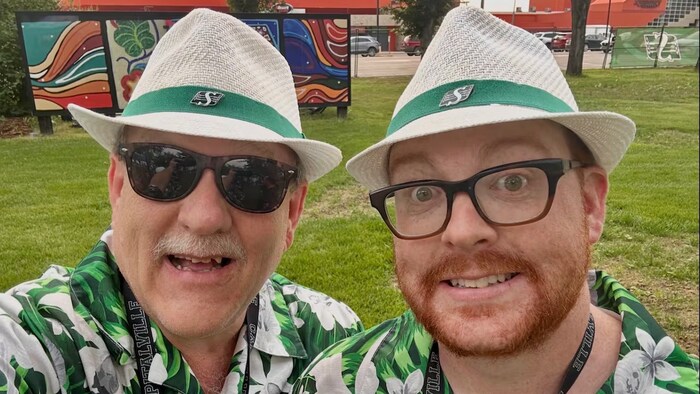Lance Hackewich et son fils Nelson prennent une photo.