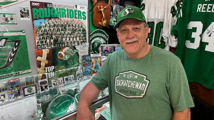 Lance Hackewich dans sa pièce où il entrepose sa collection d'objets des Roughriders de la Saskatchewan