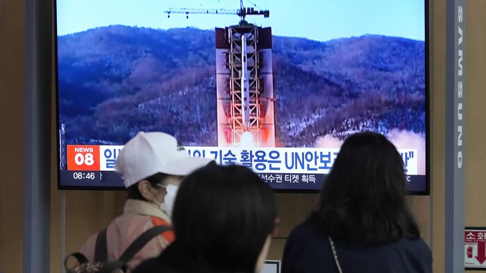 Un écran de télévision à la gare de Séoul, en Corée du Sud, montre une image du lancement d'une fusée nord-coréenne.
