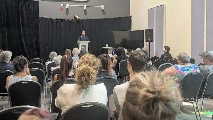 Des personnes assistent à une présentation.