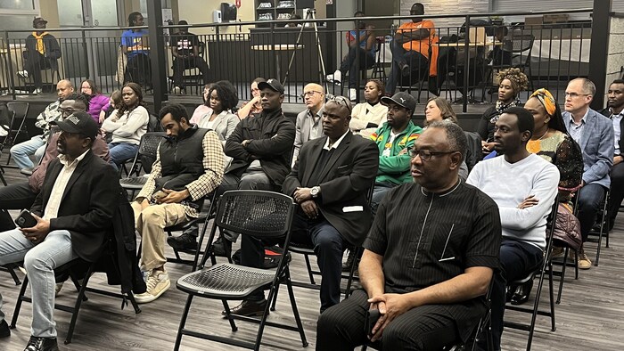 Des personnes rassemblées au lancement des activités du Mois de l'histoire des Noirs à Regina le 2 février 2024.