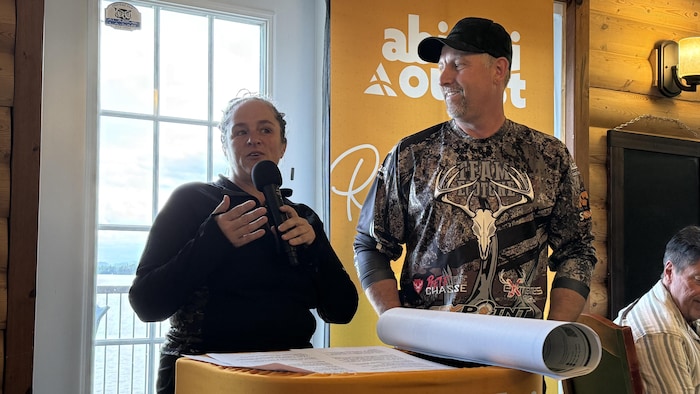 Annie Préville et Steve Leblond parlent à l'avant de salle.