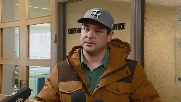Landon Johnston devant le bureau administratif de la ville de Calgary.