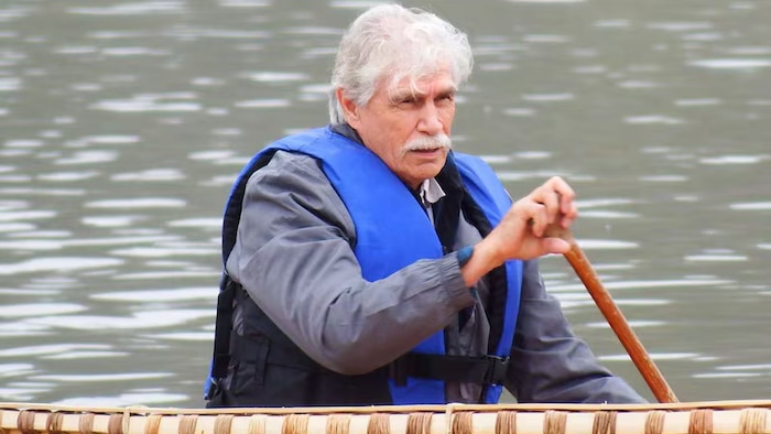 Duncan Michano dans une pirogue.