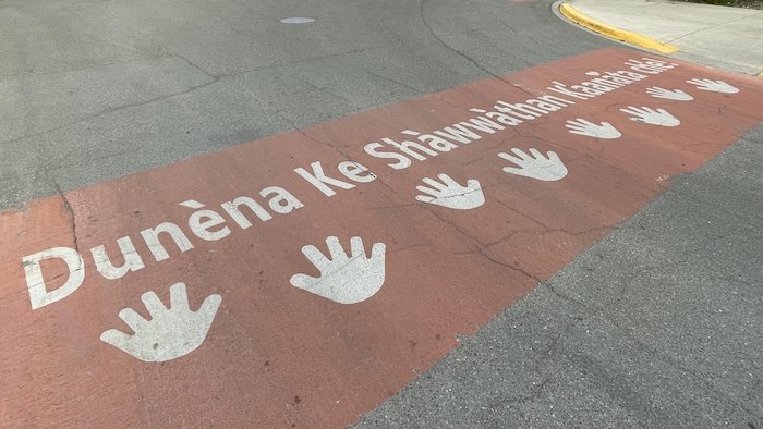 Un connection en langue autochtone dessiné sur la route.