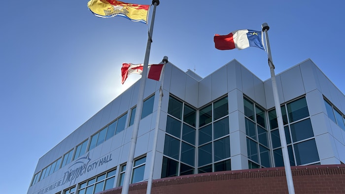 Un édifice avec des drapeaux en avant. 