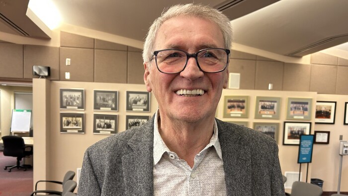 Le maire Yvon Lapierre debout dans une salle.