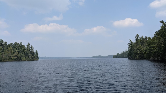 Le lac Kipawa, bordé de sapins sur de petites îles.