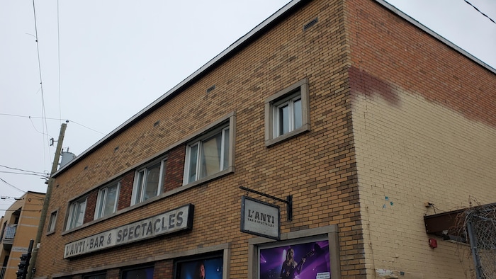 L'extérieur d'une bâtisse qui abrite une salle de spectacle.