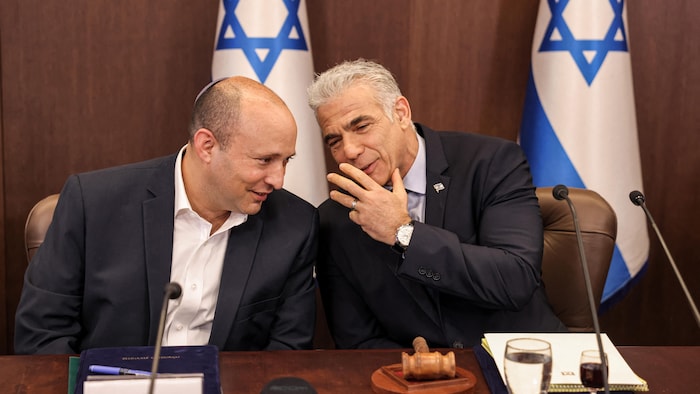 Le premier ministre par intérim d'Israël, Yaïr Lapid, s'entretient avec l'ancien premier ministre Naftali Bennett lors de la réunion hebdomadaire du conseil des ministres à Jérusalem.