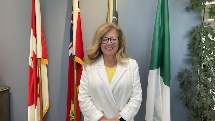 La députée Viviane Lapointe souriant à la caméra.