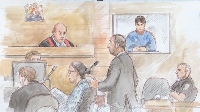 Un dessin de cour montrant un juge, plusieurs avocats, et un écran où est projetée l'image d'un homme. 