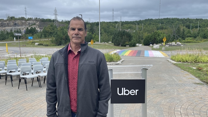 Larry Roque, chef de la Première Nation de Wahnapitae, debout devant la caméra.