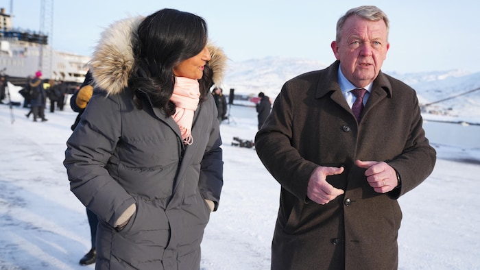 Le ministre danois des Affaires étrangères Lars Loekke Rasmussen et la ministre canadienne des Affaires étrangères Anita Anand marchent côte à côte.